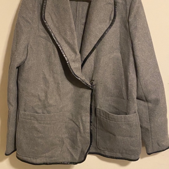 Gorgeous Woman’s blazer with leather trim - Picture 5 of 7